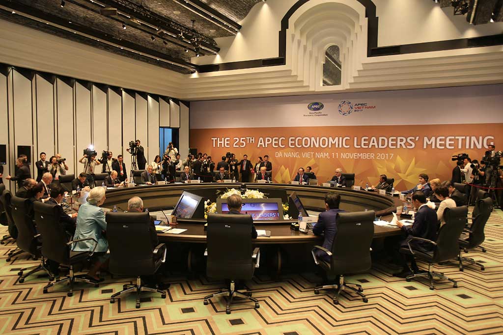 Mereka kembali berjabat tangan hangat pada Sabtu (11/11/2017) pagi, sebelum para pemimpin duduk untuk melakukan pembicaraan. AP/Hau Dinh