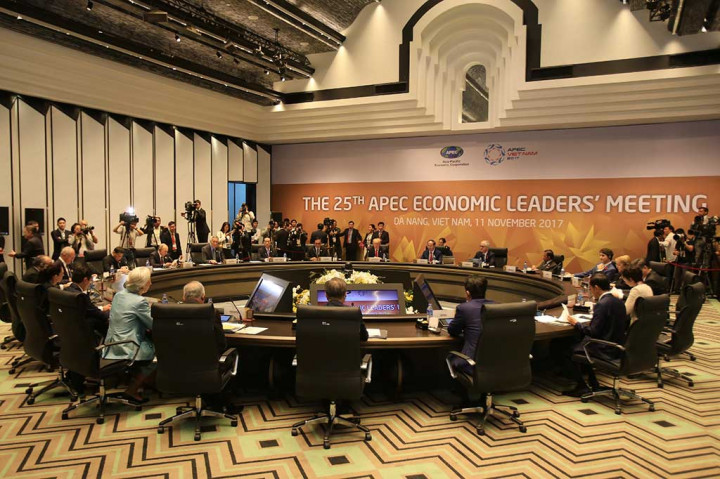 Mereka kembali berjabat tangan hangat pada Sabtu (11/11/2017) pagi, sebelum para pemimpin duduk untuk melakukan pembicaraan. AP/Hau Dinh