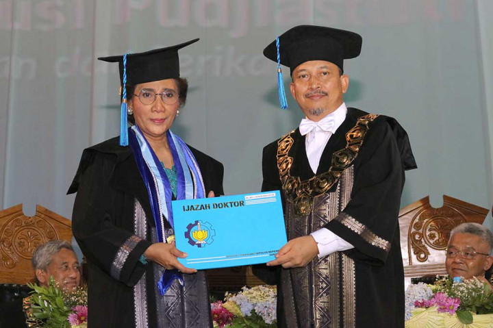 Rektor Institut Teknologi Sepuluh Nopember (ITS) Surabaya Joni Hermana memberikan ijazah kepada Menteri Kelautan dan Perikanan Susi Pudjiastuti saat penganugerahan gelar kehormatan Doktor Honoris Causa (Dr HC) di ITS Surabaya, Jatim, Jumat (10/11/2017). ANTARA/Didik Suhartono
