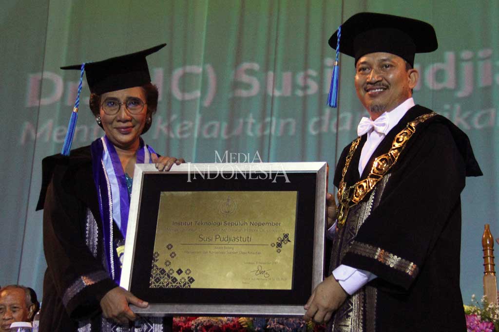 Rektor ITS Prof Joni Hermana memberikan gelar tersebut bersamaan dengan peringatan Dies Natalis ITS ke-57 di kampus setempat, Jumat dan menjadikan Susi Dr HC ke-3 ITS setelah Hermawan Kartajaya dan Wali Kota Surabaya Tri Rismaharini. MI/Abdus Syukur