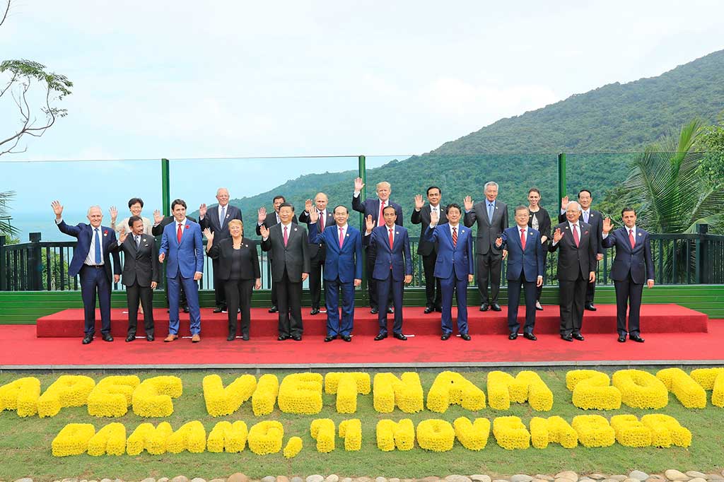 Pertemuan diawali dengan 'retreat', foto bersama dan 'working lunch' yang akan berlangsung hingga sore hari. Saat foto bersama Jokowi berada di baris pertama, tepat di depan Presiden AS Donald Trump dan diapit oleh PM Jepang Shinzo Abe serta Presiden Vietnam Tran Dai Quang.