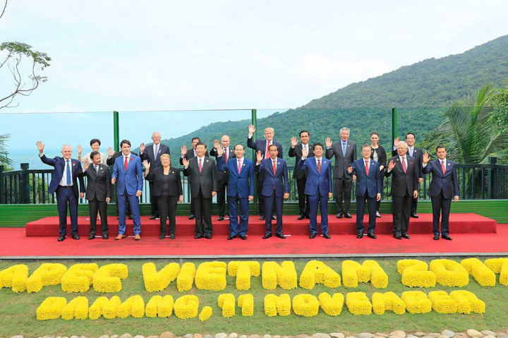Pertemuan diawali dengan 'retreat', foto bersama dan 'working lunch' yang akan berlangsung hingga sore hari. Saat foto bersama Jokowi berada di baris pertama, tepat di depan Presiden AS Donald Trump dan diapit oleh PM Jepang Shinzo Abe serta Presiden Vietnam Tran Dai Quang.