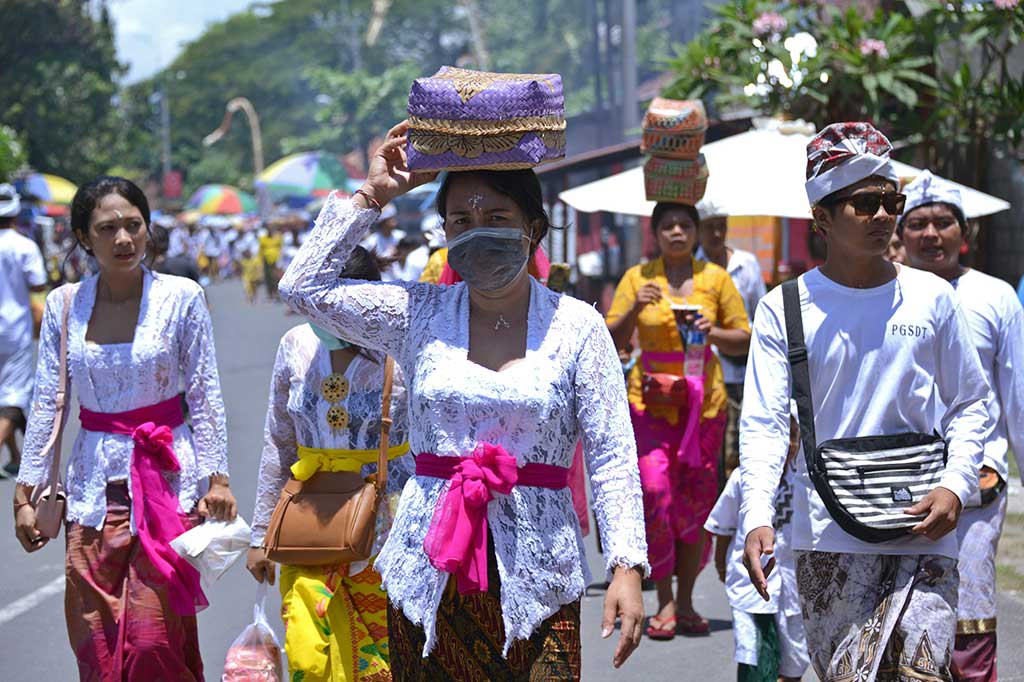 Umat Hindu mulai dari dewasa hingga anak-anak berbondong-bondong melaksanakan persembahyangan bersama di Denpasar, Bali, Sabtu (11/11/2017). AFP/Sony Tumbelaka