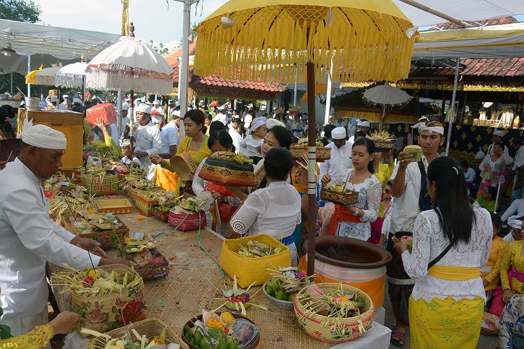 Umat Hindu menata sesajen saat persembahyangan Hari Raya Kuningan di Pura Sakenan, Denpasar. ANTARA/Wira Suryantala