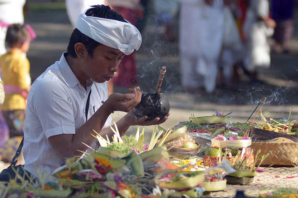 Umat Hindu melakukan persembahyangan di Pura Sakenan. ANTARA/Wira Suryantala