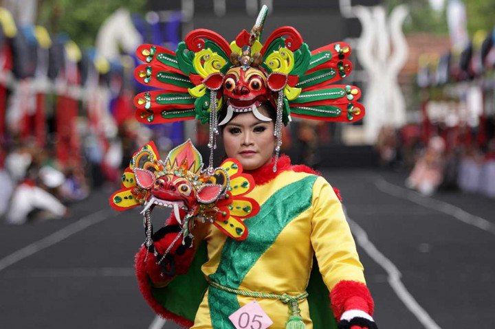 Sebelumnya, pada Jumat (10/11/2017), di tempat yang sama digelar Banyuwangi Festival Ethno Wear 2017. Gelaran busana rancangan desainer lokal itu, mengusung tema etnik Kebo-keboan, Barong Osing dan Gandrung yang merupakan budaya Banyuwangi. 