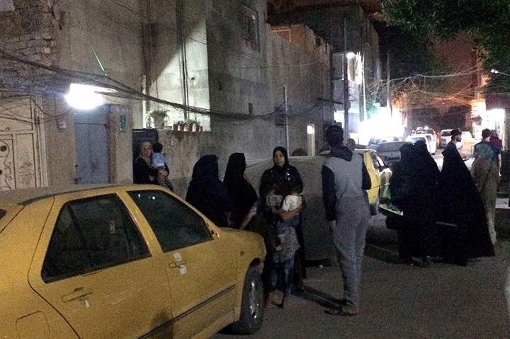 Gempa tersebut berpusat di sekitar 350 kilometer (217 mil) utara Baghdad. Menurut Survei Geologi AS, gempa dirasakan di seluruh Irak. AP Photo/Hadi Mizban