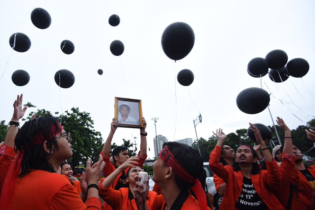 Sejumlah mahasiswa melepaskan balon hitam sebagai tanda duka saat menggelar aksi unjuk rasa memperingati 19 tahun tragedi Semanggi di Jakarta.