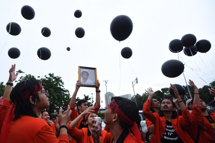 Sejumlah mahasiswa melepaskan balon hitam sebagai tanda duka saat menggelar aksi unjuk rasa memperingati 19 tahun tragedi Semanggi di Jakarta.