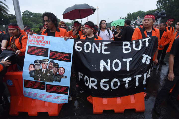 Dalam aksinya mereka mendesak pemerintah untuk menuntaskan kasus tragedi semanggi serta sejumlah pelanggaran HAM di Indonesia.