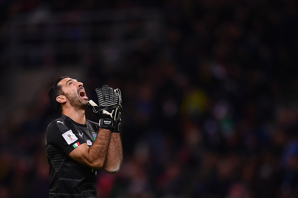 Gianluigi Buffon pensiun dari Timnas usai gagal membantu Italia lolos ke Piala Dunia 2018. 
