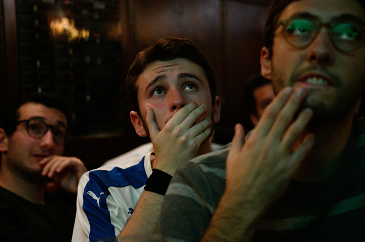 Reaksi suporter Timnas Italia pada akhir pertandingan kualifikasi Piala Dunia FIFA 2018 antara Italia dan Swedia.
