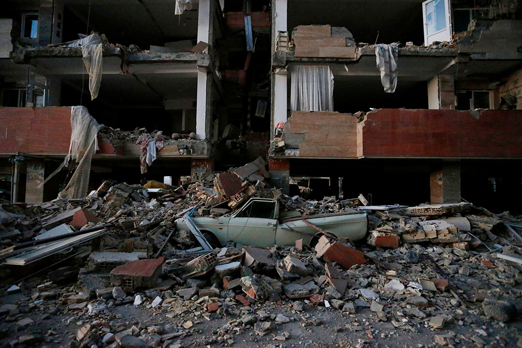 Sebelumnya, Badan Survei Geologi Amerika Serikat (USGS) menyatakan, gempa terjadi pada Minggu (12/11) sekitar pukul 21.20 waktu setempat. Pusat gempa berada sekitar 30 kilometer barat daya Halabja, Irak. 
