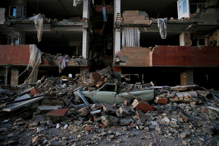 Sebelumnya, Badan Survei Geologi Amerika Serikat (USGS) menyatakan, gempa terjadi pada Minggu (12/11) sekitar pukul 21.20 waktu setempat. Pusat gempa berada sekitar 30 kilometer barat daya Halabja, Irak. 
