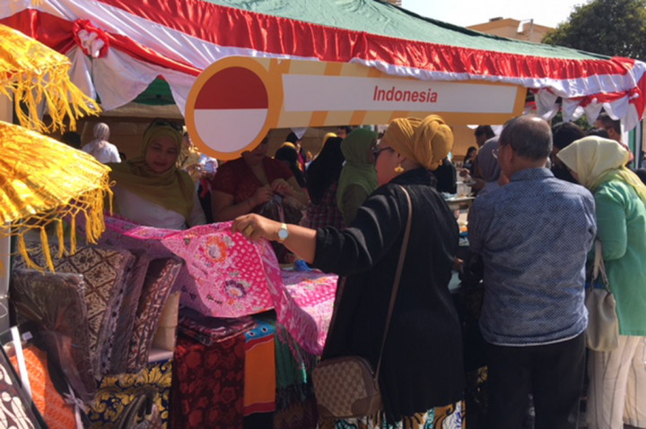 Tak ketinggalan, festival kuliner khas negara ASEAN juga ditampilkan dan diserbu banyak pengunjung.