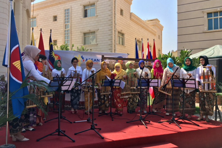 Pertunjukan angklung yang dibawakan kelompok Dharma Wanita KBRI Abu Dhabi yang diketuai Istri Duta Besar Indonesia Farida Husin Bagis ini mendapat sambutan meriah dari para tamu dan warga yang hadir.  