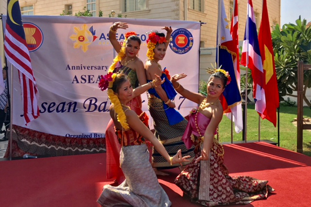 Acara yang berlangsung di Wisma Duta Besar RI di kawasan Mussafah, Abu Dhabi ini, juga diisi dengan penampilan seni tari dan musik dari beberapa negara anggota ASEAN lainnya, seperti Thailand, Malaysia, Singapura dan Filipina. 