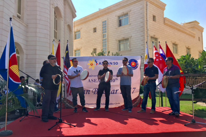 Acara bazaar dan pertunjukan seni yang digagas oleh kelompok ASEAN Ladies circle ini merupakan salah satu dari rangkaian kegiatan perayaan HUT ASEAN ke-50 di Abu Dhabi, UEA. 