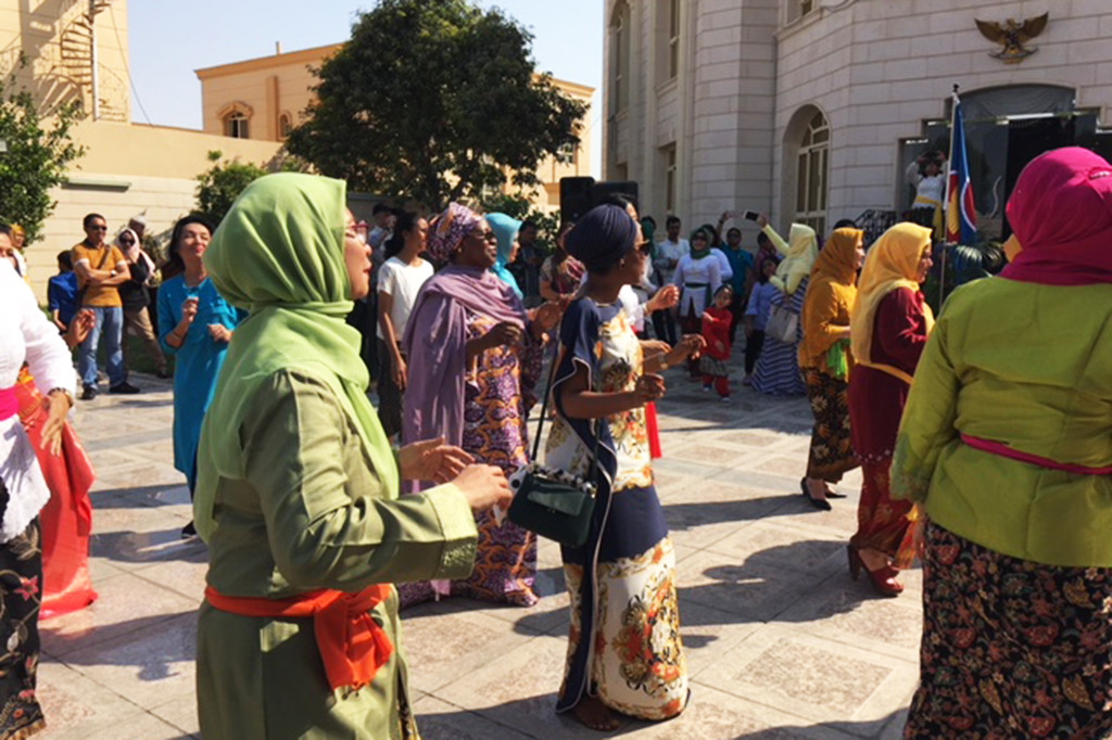 Acara ditutup dengan tarian khas Indonesia ‘poco-poco’ dimana para tamu dari beberapa negara asing pun turut berjoget bersama warga Indonesia.