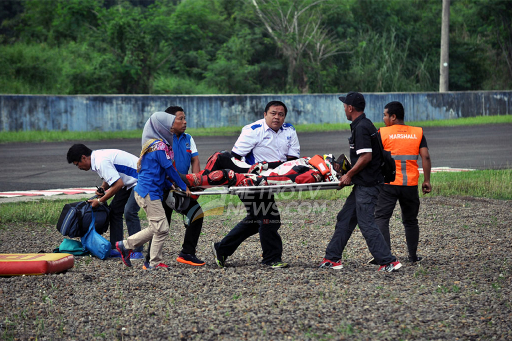 Pembalap Astra Honda Racing Team, Ahwin Sanjaya, harus di tandu usai mengalami kecelakaan.