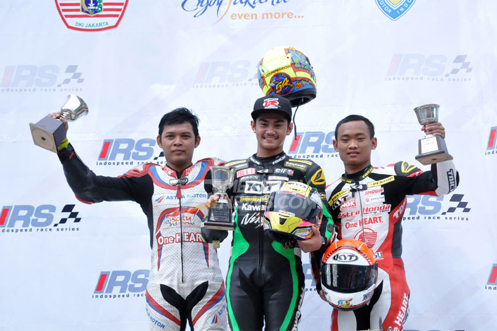 Senyum bahagia Am Fadli, Sudarmono, dan Rheza Danica yang kembali menginjak podium di race 2.