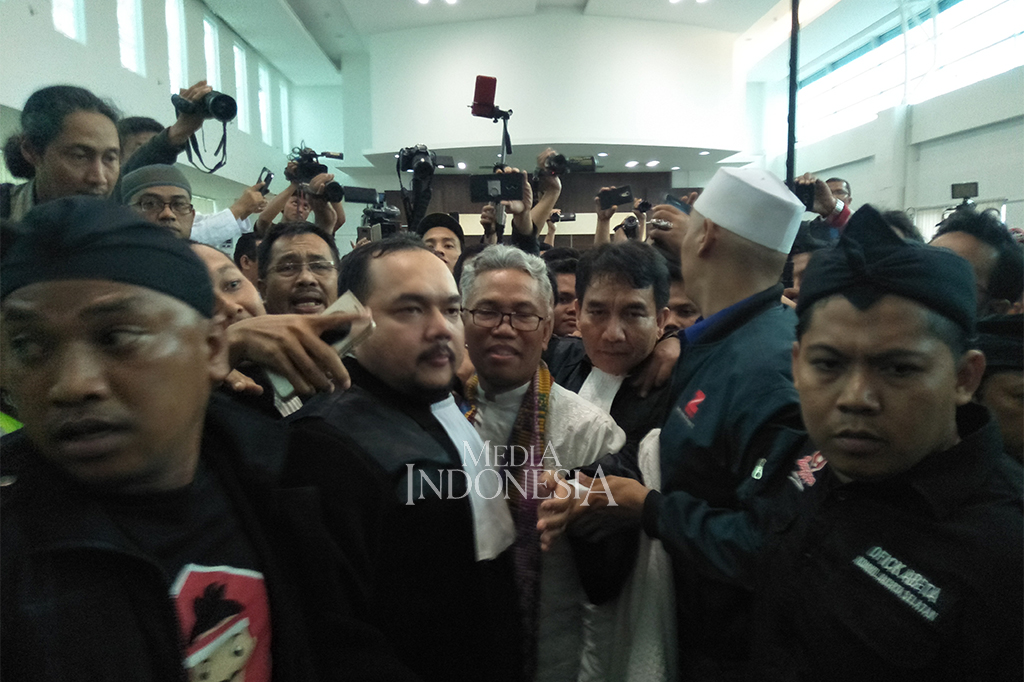 Buni merasa dirinya dikriminalisasi. Ia pun memohon kepada pimpinan DPR untuk memperhatikan kasus ini.