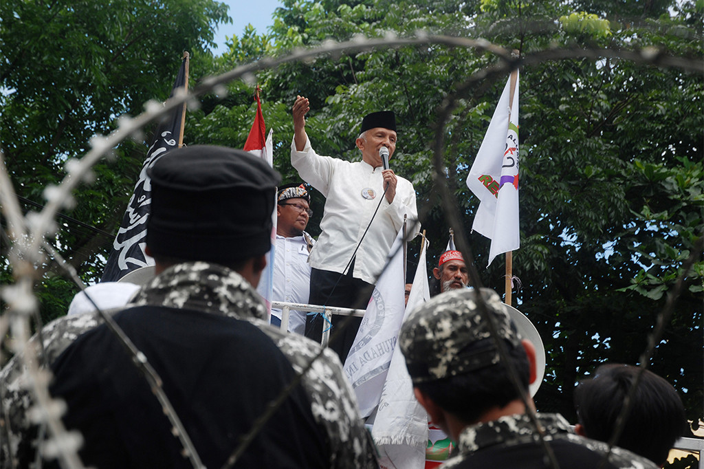 Mantan Ketua MPR Amien Rais melakukan orasi di depan massa pendukung Buni Yani sebelum menghadiri sidang vonis terdakwa kasus dugaan pelanggaran Undang-Undang Informasi dan Transaksi Elektronik (UU ITE) di depan Gedung Perpustakaan dan Arsip Daerah Kota Bandung, di Bandung, Jawa Barat.