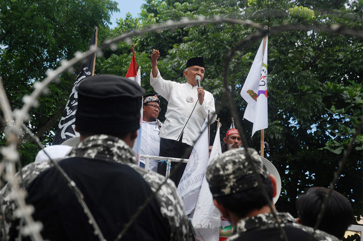 Mantan Ketua MPR Amien Rais melakukan orasi di depan massa pendukung Buni Yani sebelum menghadiri sidang vonis terdakwa kasus dugaan pelanggaran Undang-Undang Informasi dan Transaksi Elektronik (UU ITE) di depan Gedung Perpustakaan dan Arsip Daerah Kota Bandung, di Bandung, Jawa Barat.