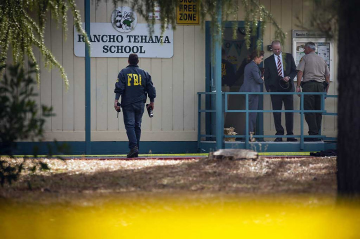Agen FBI melakukan penyelidikan di salah satu tempat kejadian penembakan di Sekolah Dasar Rancho Tehama, California, Senin (14/11/2017) waktu setempat.