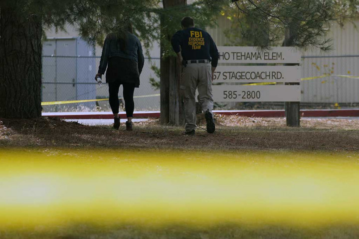 Pelaku diketahui membawa satu senapan semi otomatis dan dua pistol. Belum diketahui motif pelaku.