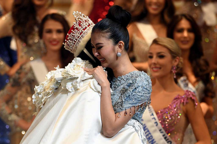Kevin Lilliana menangis haru saat mendapat ucapan selamat dari Miss International 2016 Kylie Verzosa (Filipina).