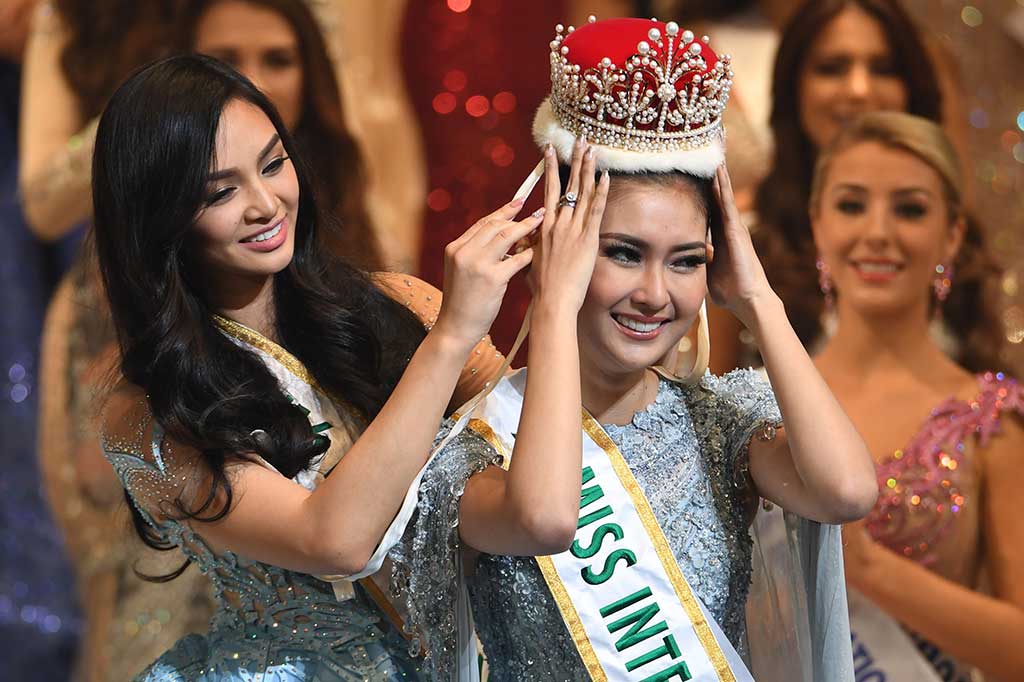 Kevin Lilliana menerima mahkota Miss International 2017 yang disematkan oleh Kylie Verzosa.