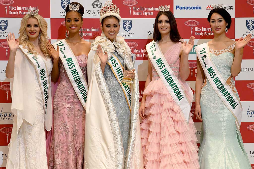 Kevin Lilliana (tengah) bersama runner-up pertama Miss Curacao Chanelle Wilhelmina Maria (kedua kiri), diikuti Miss Venezuela Diana Macarena Croce Garcia (kedua kanan), Miss Australia Amber Dew (kiri) dan Miss Jepang Natsuki Tsutsui.