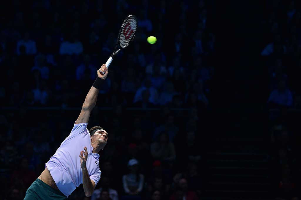 Roger Federer harus bersusah payah untuk mengalahkan petenis muda Alexander Zverev. Set pertama harus dilalui lewat tiebreak 7-6(6).