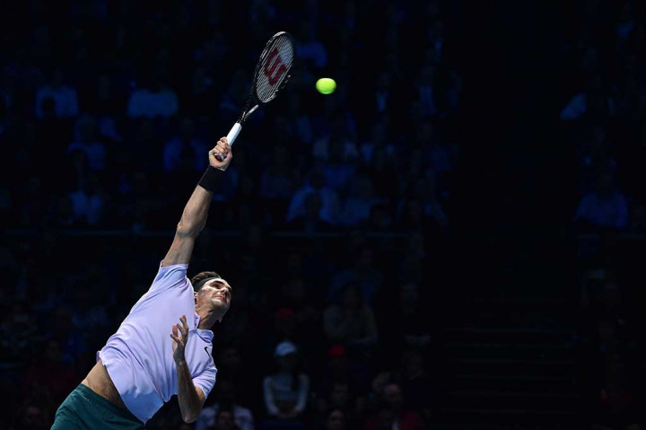 Roger Federer harus bersusah payah untuk mengalahkan petenis muda Alexander Zverev. Set pertama harus dilalui lewat tiebreak 7-6(6).