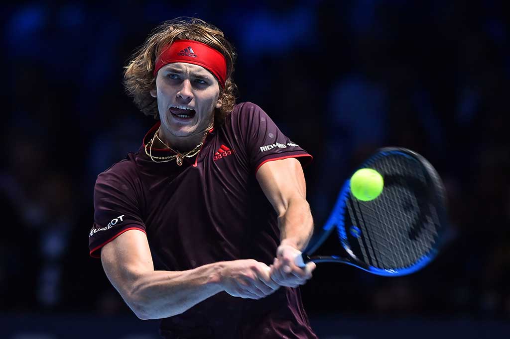 Di set kedua, Zverez, 20, yang lebih muda 16 tahun dari Federer berhasil menang 7-5.
