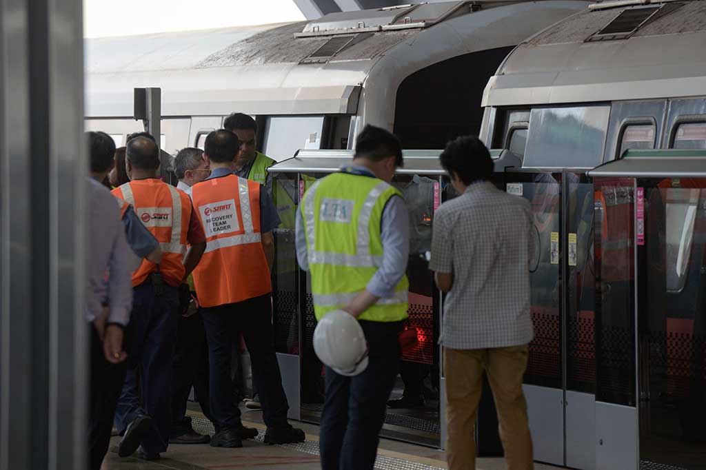 Petugas berada di lokasi kejadian tabrakan dua mass rapid transit (MRT) di sebuah stasiun kereta api di Singapura, Rabu, 15 November 2017. 
