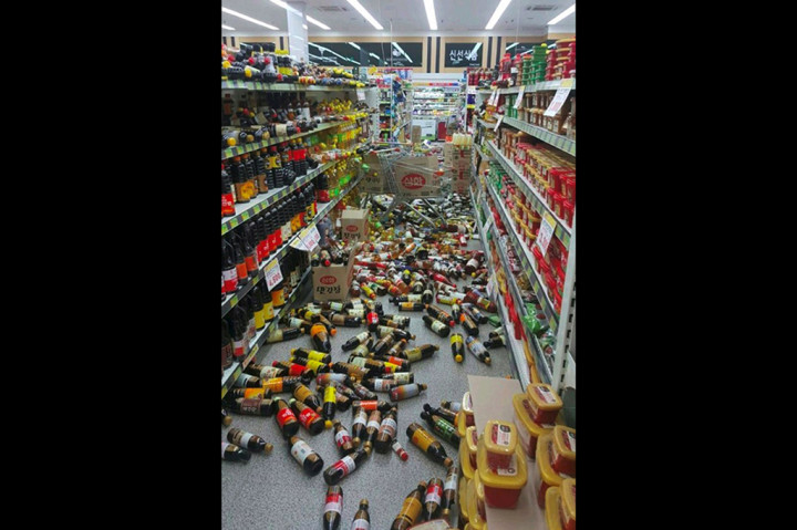 Penampakan sebuah toko yang berantakan akibat gempa bumi 5,4 SR yang mengguncang Korsel.