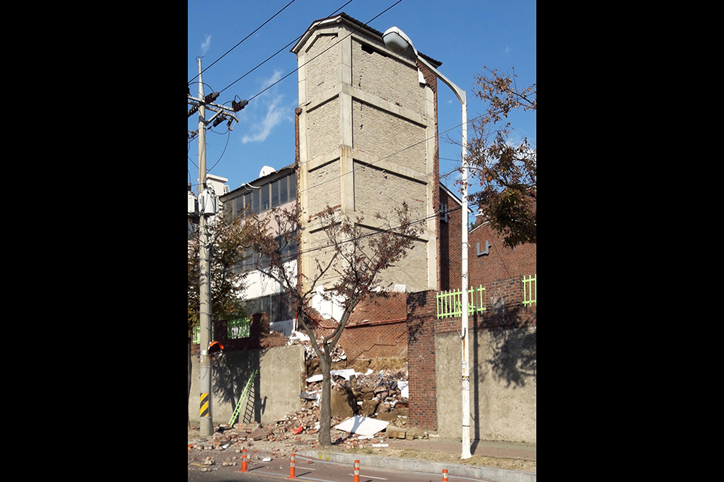 Badan Meteorologi Korea (KMA) mencatat gempa ini terjadi pukul 14.30 waktu setempat, berpusat di kedalaman 9 kilometer dari permukaan bumi. Dengan pusat gempa berada di lokasi dekat kota industri Pohang, Korsel bagian tenggara. 