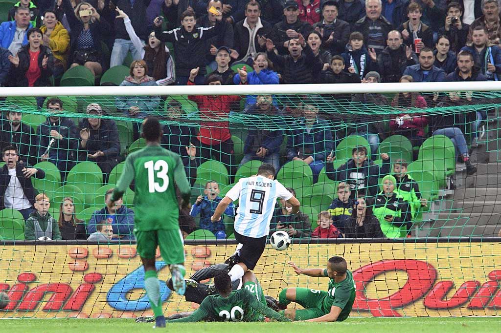 Sembilan menit kemudian Sergio Aguero menggandakan keunggulan Tim Tango, menyelesaikan umpan silang Cristian Pavon.