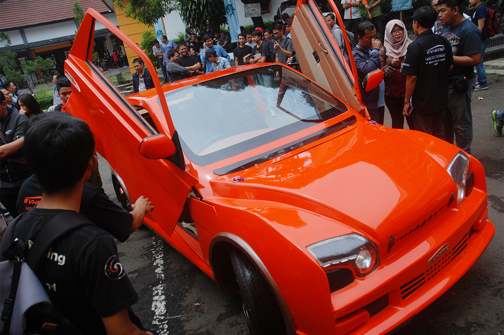 Itenas berhasil merancang dan membuat mobil listrik jenis Crossover dengan dukungan biaya riset dari Kemenristekdikti dan perusahaan kendaraan motor listrik kurang lebih satu miliar rupiah dalam kurun tiga tahun.