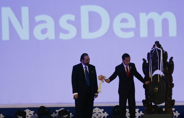 Presiden Joko Widodo memukul gong disaksikan Ketua Umum Partai NasDem Surya Paloh untuk membuka Rakernas IV Partai NasDem di JIEXPO.