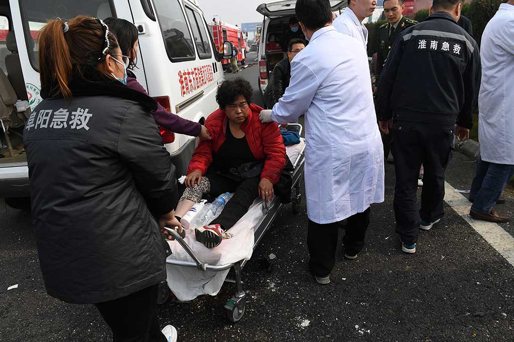 Petugas membawa korban luka-luka ke rumah sakit untuk mendapat perawatan lebih lanjut.