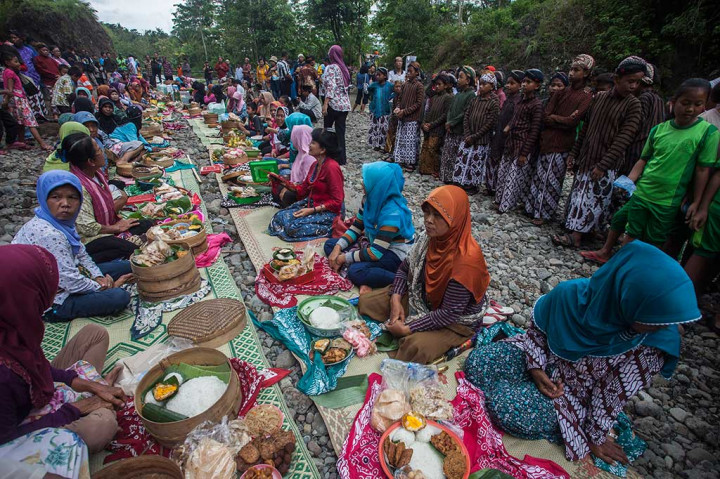Warga mengikuti acara budaya Kembul Sedulur Sewu dan Guyang Jaran Kepang 2017 di Bendung Kahyangan, Girimulyo, Kulon Progo,  DIY, Rabu, 15 November 2017. Bendung Kahyangan merupakan pertemuan antara Sungai Ngiwa dan Gunturan.