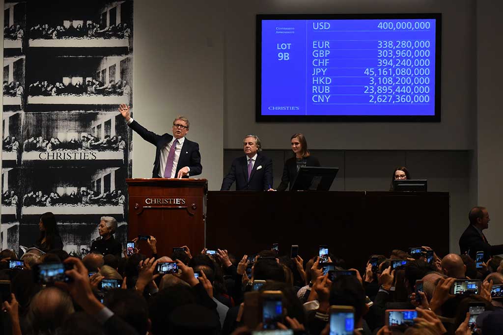 Orang-orang di galeri rumah lelang Christie mulai bertepuk tangan dan bersorak saat penawaran mencapai USD300 juta dan saat palu turun pada tawaran terakhir, USD400 juta. Harga jual rekor USD450 juta termasuk premi pembeli, biaya yang dibayarkan oleh pemenang ke rumah lelang. Sang pembeli tidak menyebutkan identitas dirinya.