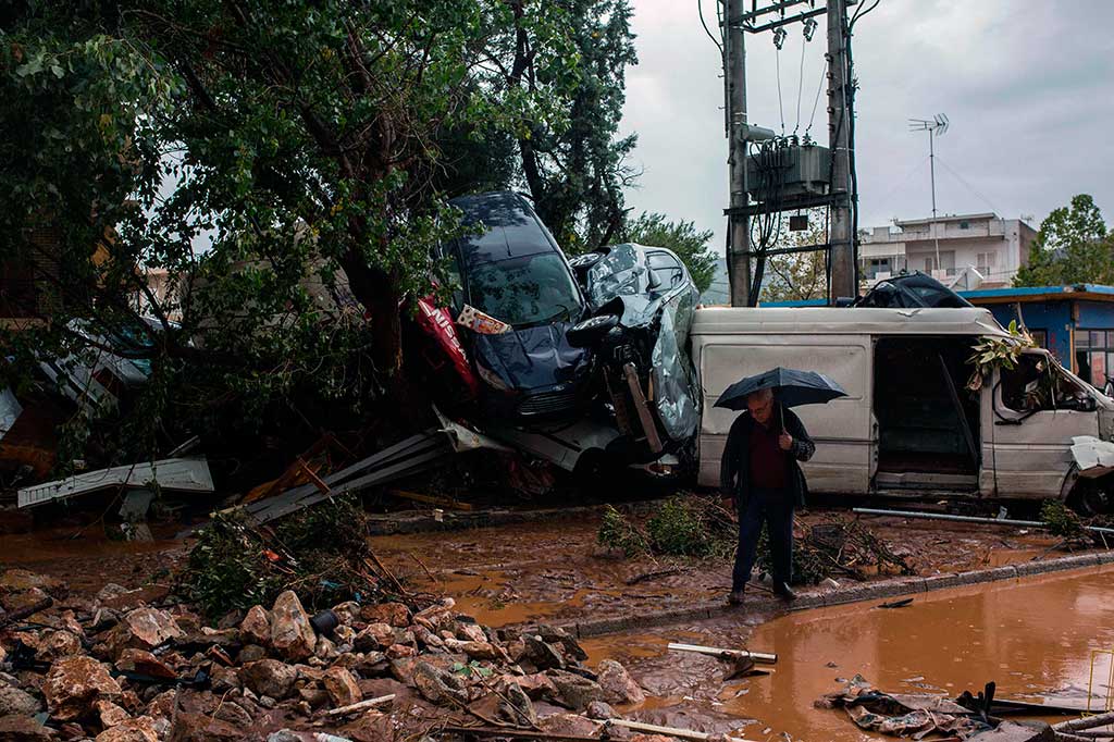 Banjir bandang yang melanda Kota Mandra, Nea Peramos serta Megara, daerah semi pedesaan di sebelah barat Athena dimana banyak pabrik dan pergudangan tersebut merupakan yang terburuk dalam 20 tahun terakhir.