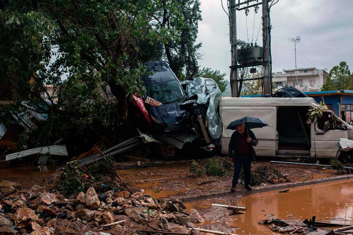 Banjir bandang yang melanda Kota Mandra, Nea Peramos serta Megara, daerah semi pedesaan di sebelah barat Athena dimana banyak pabrik dan pergudangan tersebut merupakan yang terburuk dalam 20 tahun terakhir.