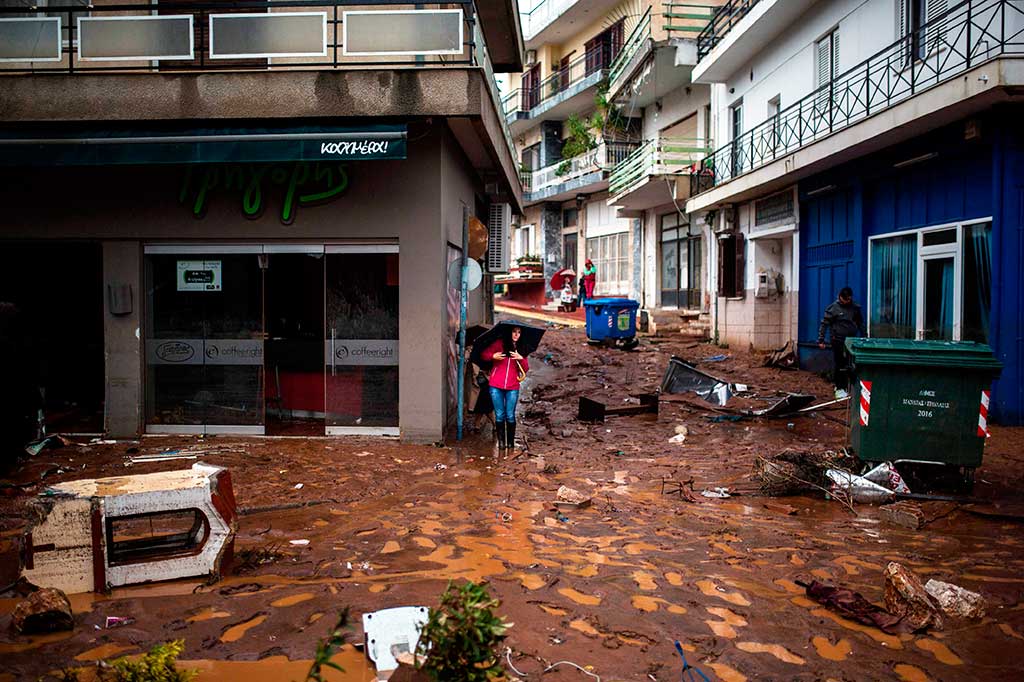 Hujan lebat selama semalam mengakibatkan banjir bandang dan membuat banyak daerah, rumah, toko, lahan pertanian terendam lumpur dan jalan regional serta sebagian jalan raya nasional terputus.