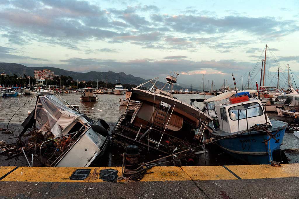 Sementara itu beberapa kapal nelayan di Nea Peramos mengalami kerusakan akibat dihantam banjir bandang.