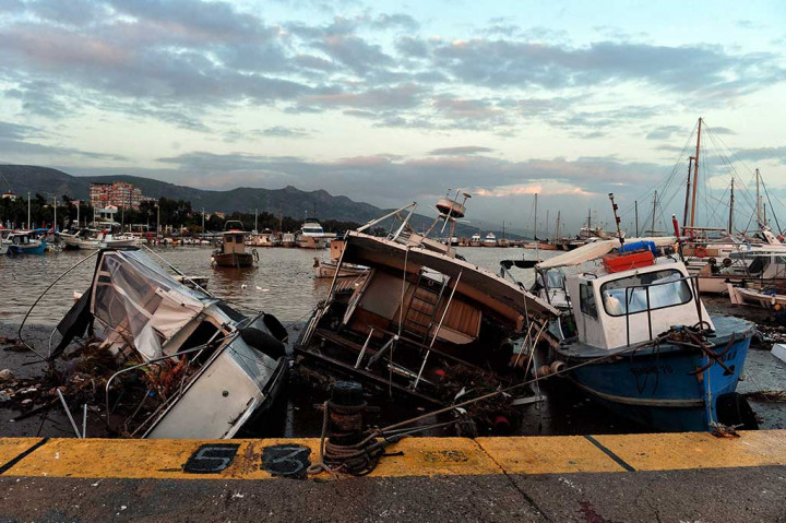 Sementara itu beberapa kapal nelayan di Nea Peramos mengalami kerusakan akibat dihantam banjir bandang.